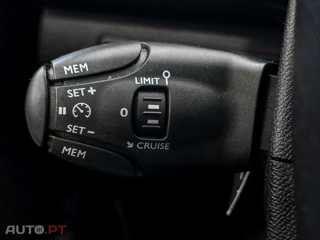 Peugeot 308 1.2 PureTech Allure Faróis Full LED