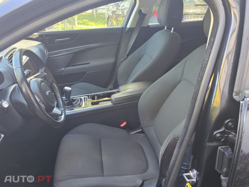 Jaguar XE E-Performance Pure