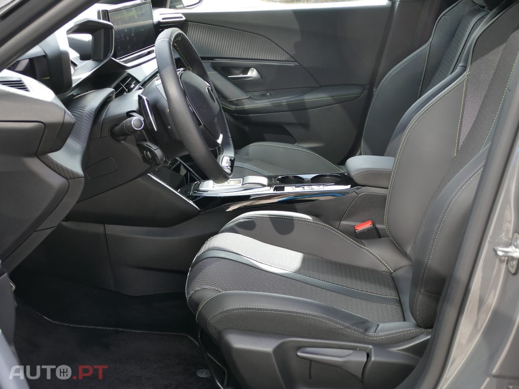 Peugeot 2008 1.2 PureTech GT EAT8