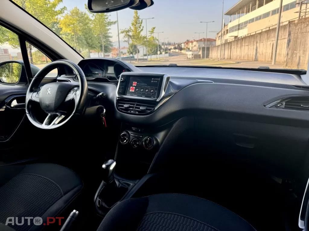 Peugeot 208 1.2 PureTech Signature