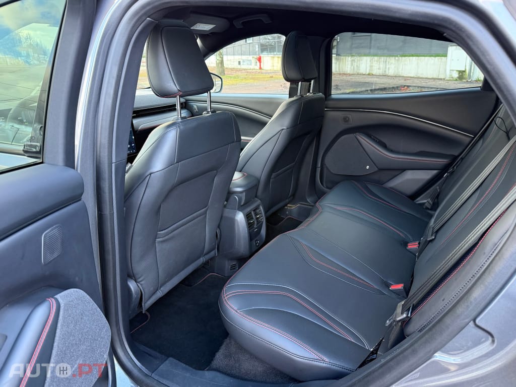 Ford Mustang Mach-E AWD PREMIUM