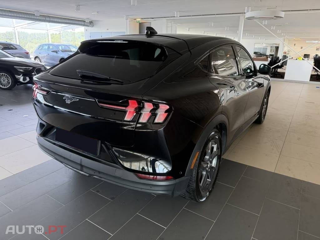 Ford Mustang Mach-E 75.7 kWh RWD