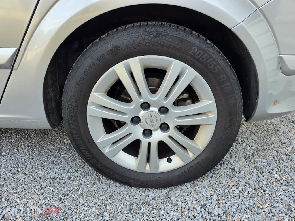 Opel Astra 1.7 CDTi Executive — fotografia 8