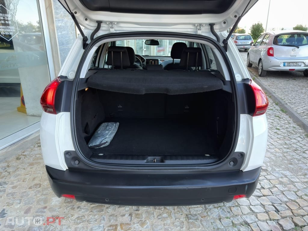 Peugeot 2008 1.2 PureTech Allure — fotografia 23