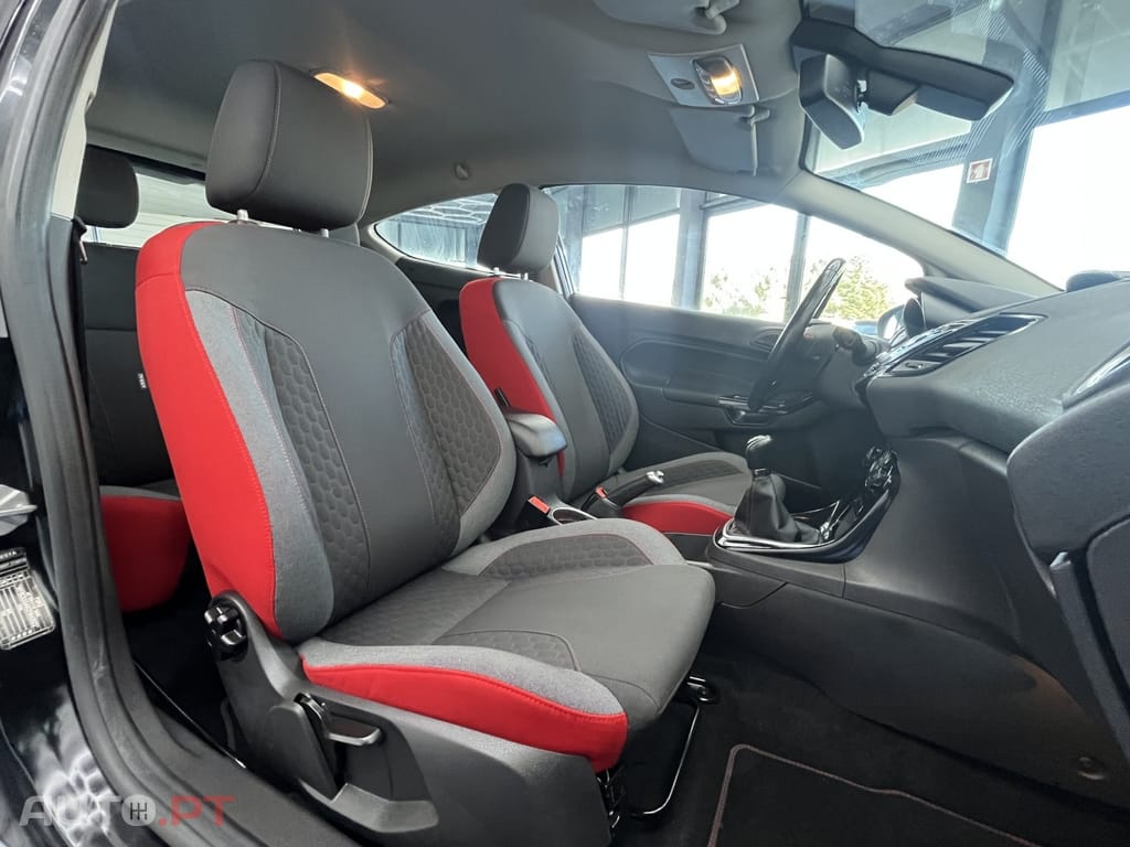 Ford Fiesta 1.0 T EcoBoost STLine Black&RED