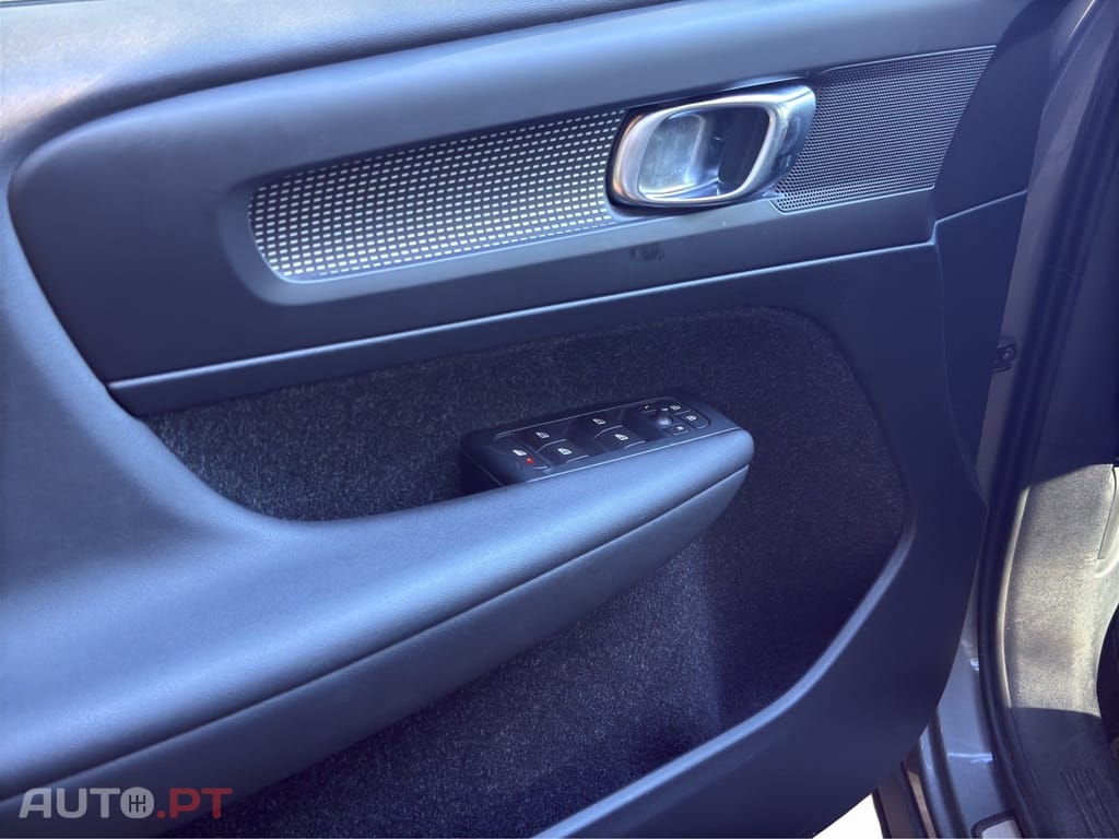 Volvo XC40 2.0 T4 R-Design