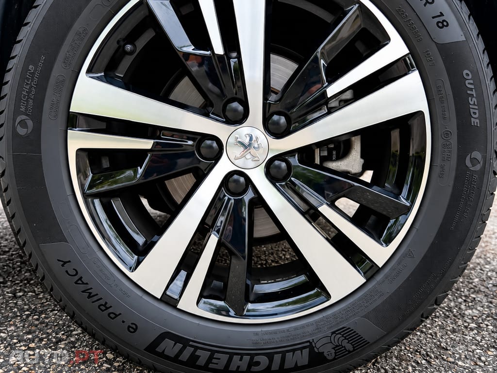 Peugeot 5008 GT Pack 1.2  130cv EAT8 | 7 Lugares | 2023 | 24.716 km