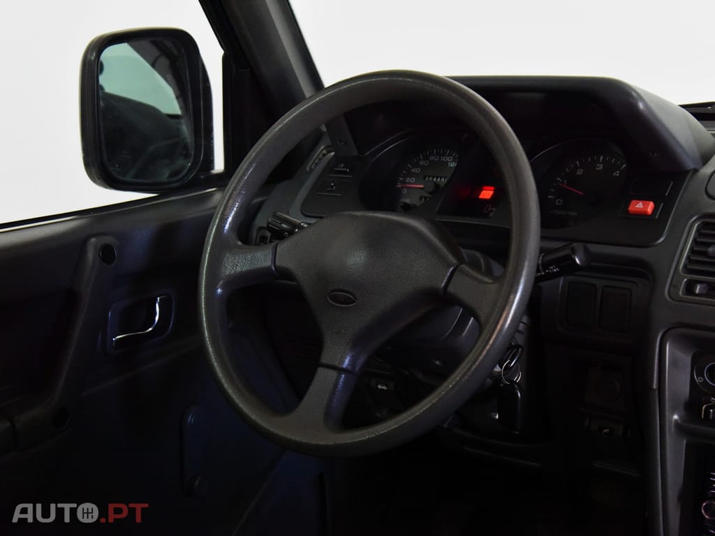 Mitsubishi Pajero 2.5 TD GL Canvas Top