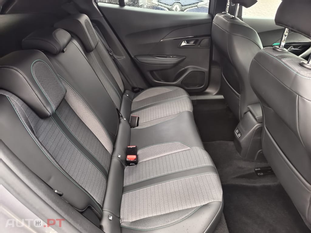 Peugeot E-2008 50 kWh Allure