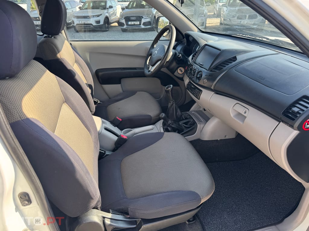 Mitsubishi L200 2.5 DI-D Club Invite AC 3L 4WD