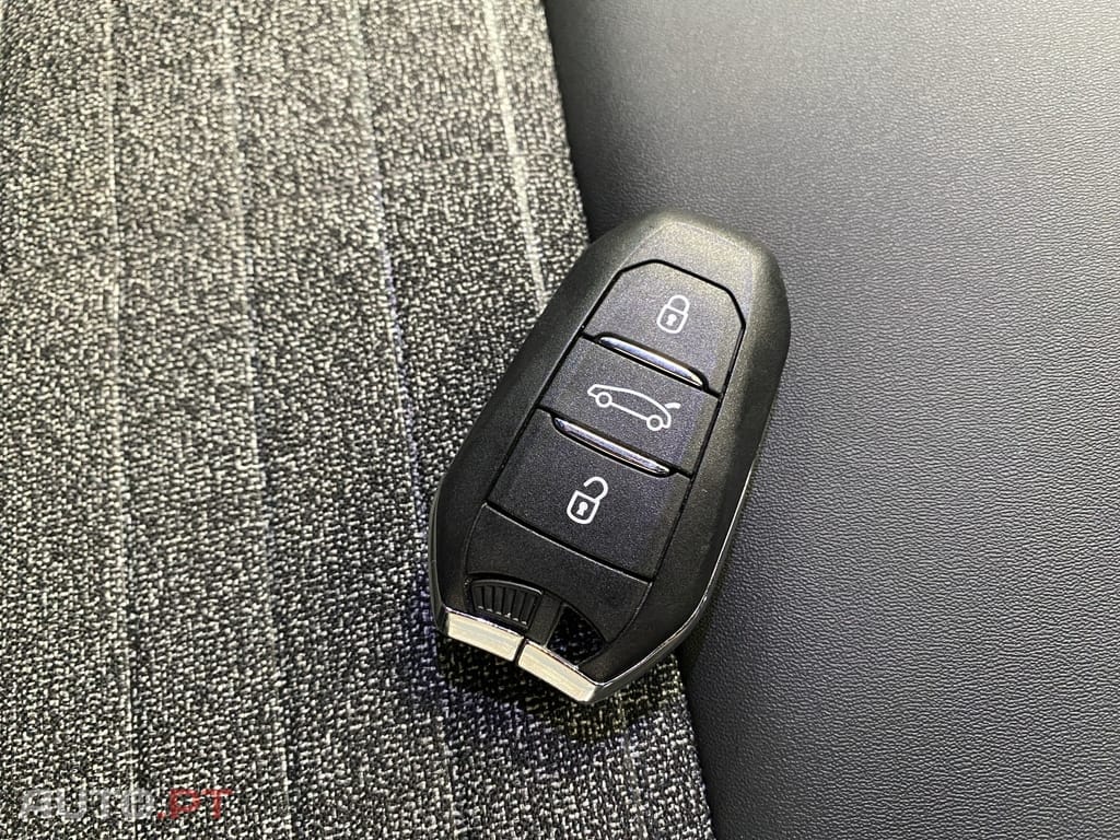 Peugeot 3008 1.2 Hybrid Allure e-DCS6