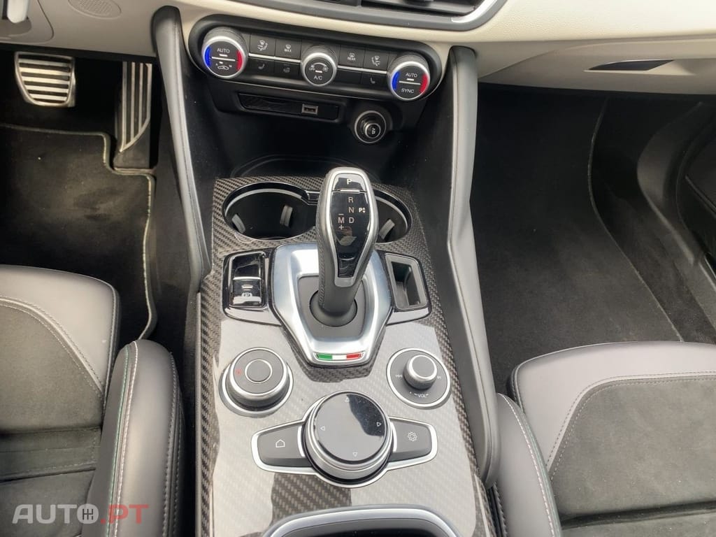 Alfa Romeo Giulia 2.9 V6 Bi-Turbo AT8 Quadrifoglio