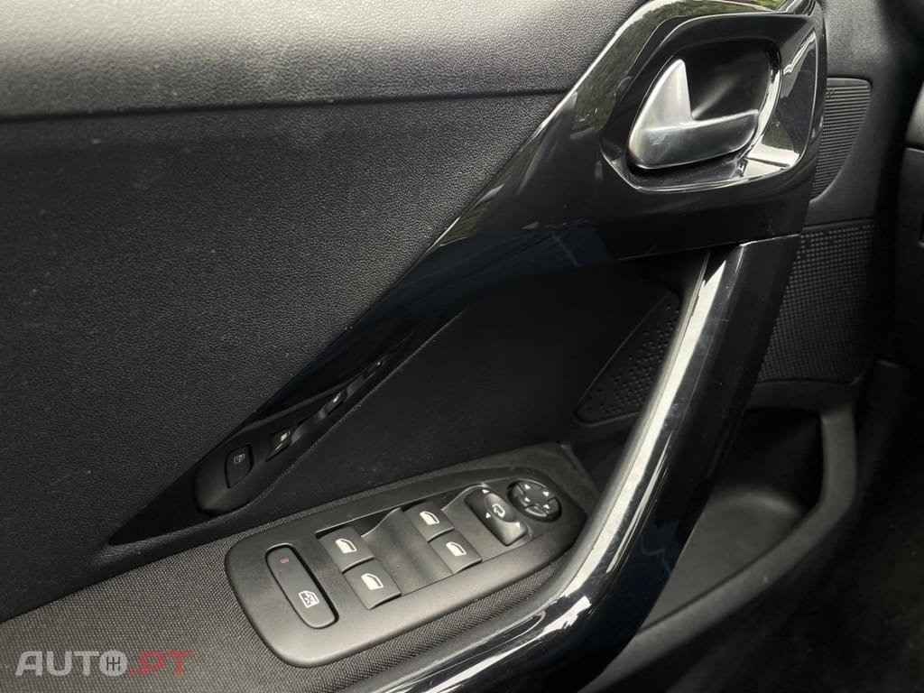 Peugeot 208 1.2 PureTech Allure — fotografia 17