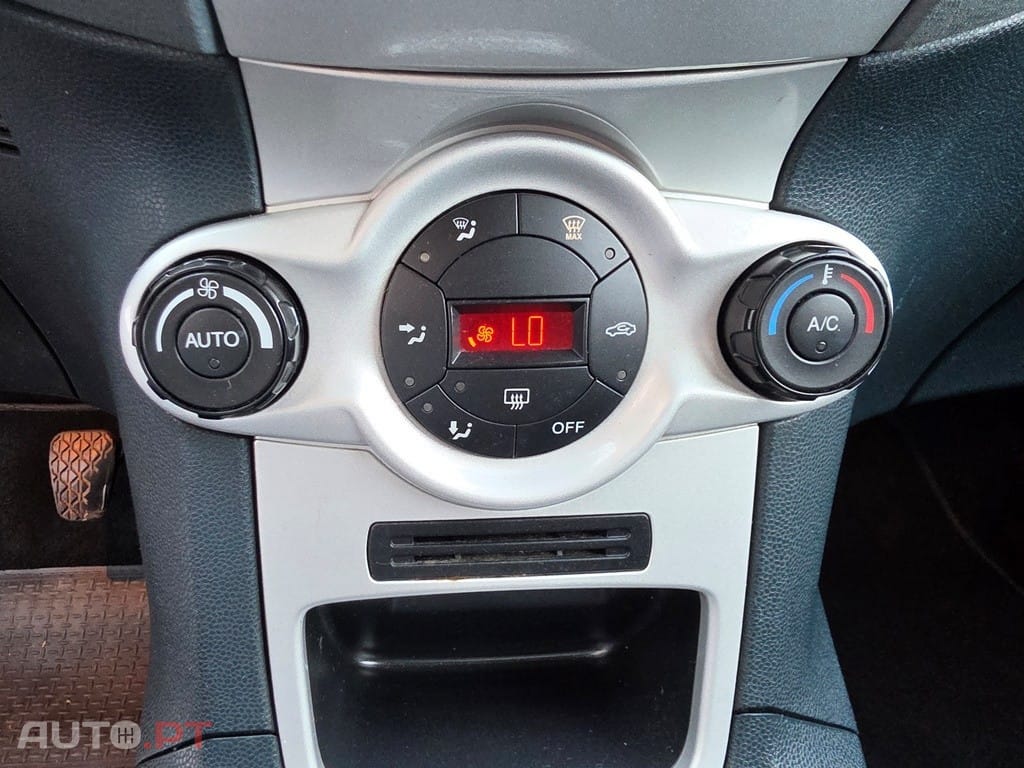 Ford Fiesta 1.4 TDCi Titanium — fotografia 12