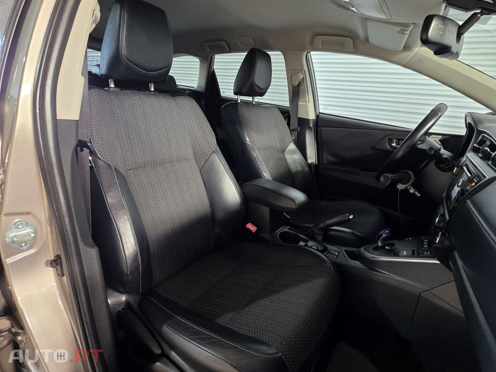 Toyota Auris Touring Sports 1.8 HSD Exclusive - Adaptada A Pessoas Com Mobilidade Reduzida