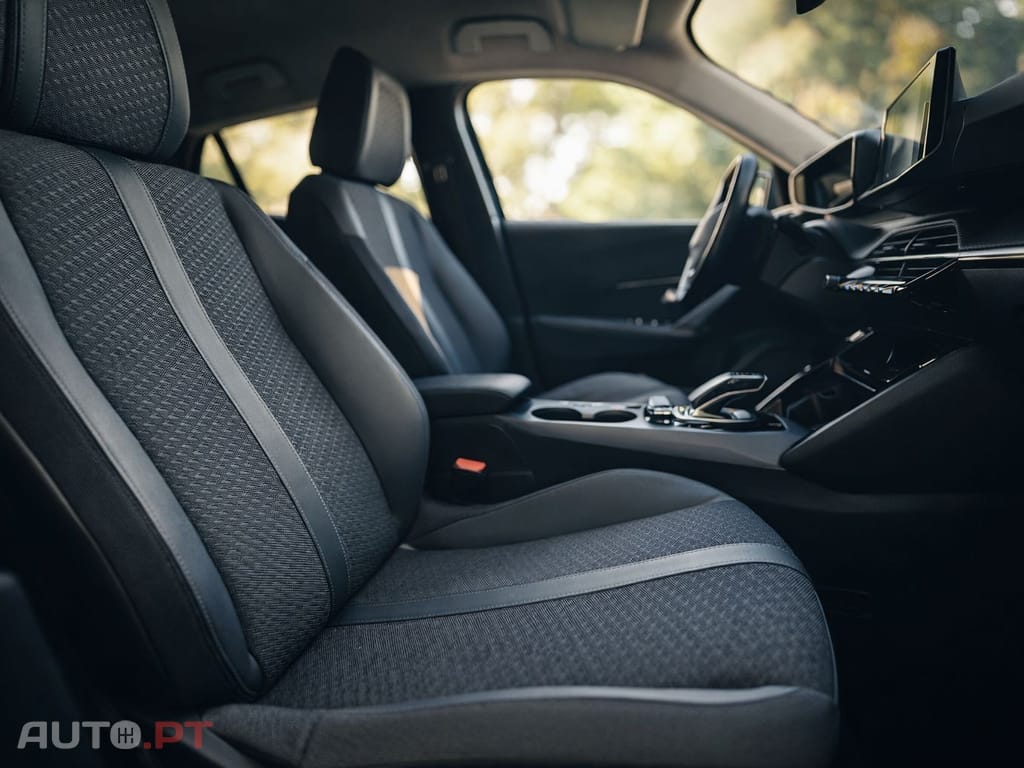 Peugeot E-2008 50 kWh Allure