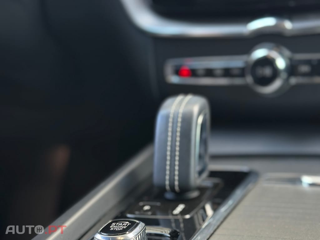 Volvo XC60 2.0 T6 PHEV R-Design AWD