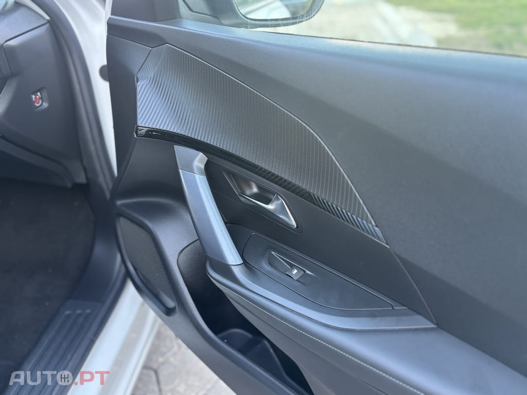 Peugeot E-2008 50 kWh Allure Pack