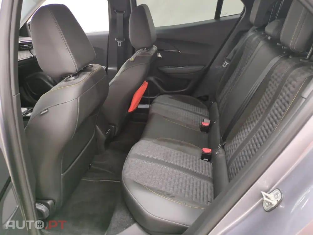 Peugeot E-2008 50 kWh Allure Pack