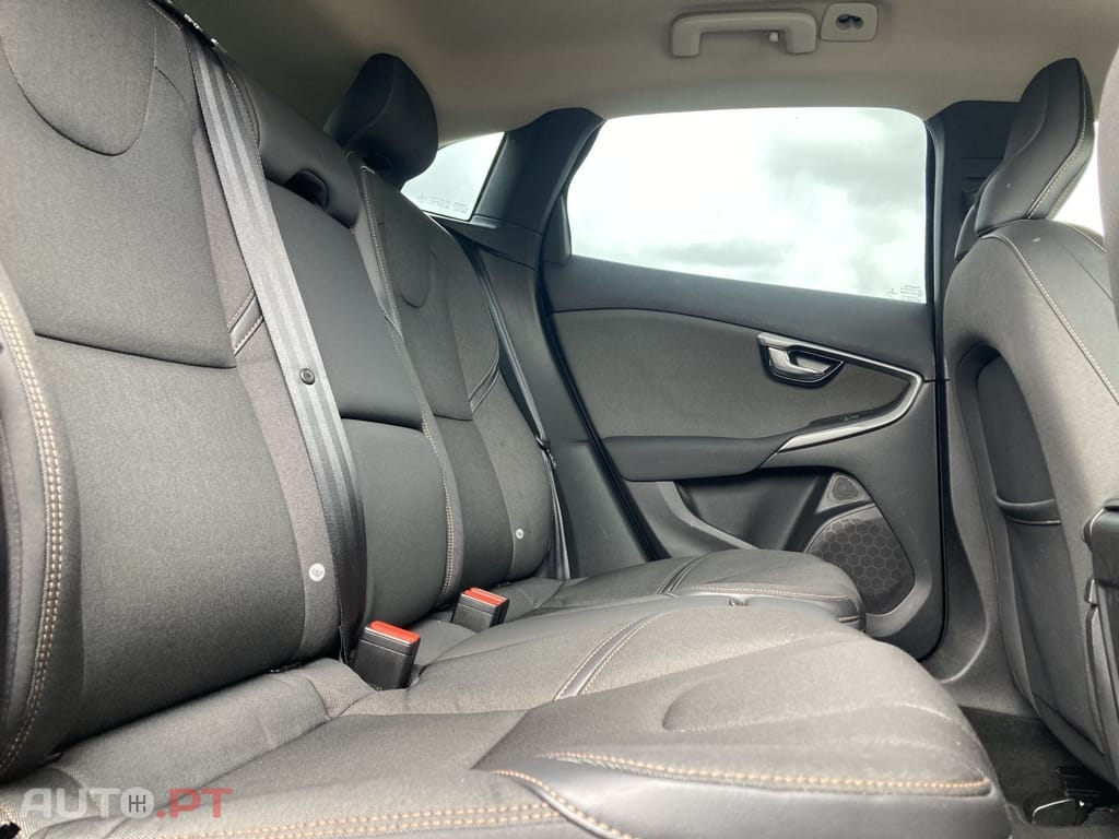 Volvo V40 Cross Country 2.0 D2 Momentum