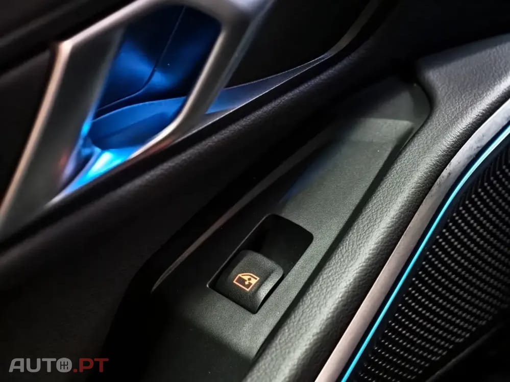 BMW 330 e Pack Desportivo M Pro Auto
