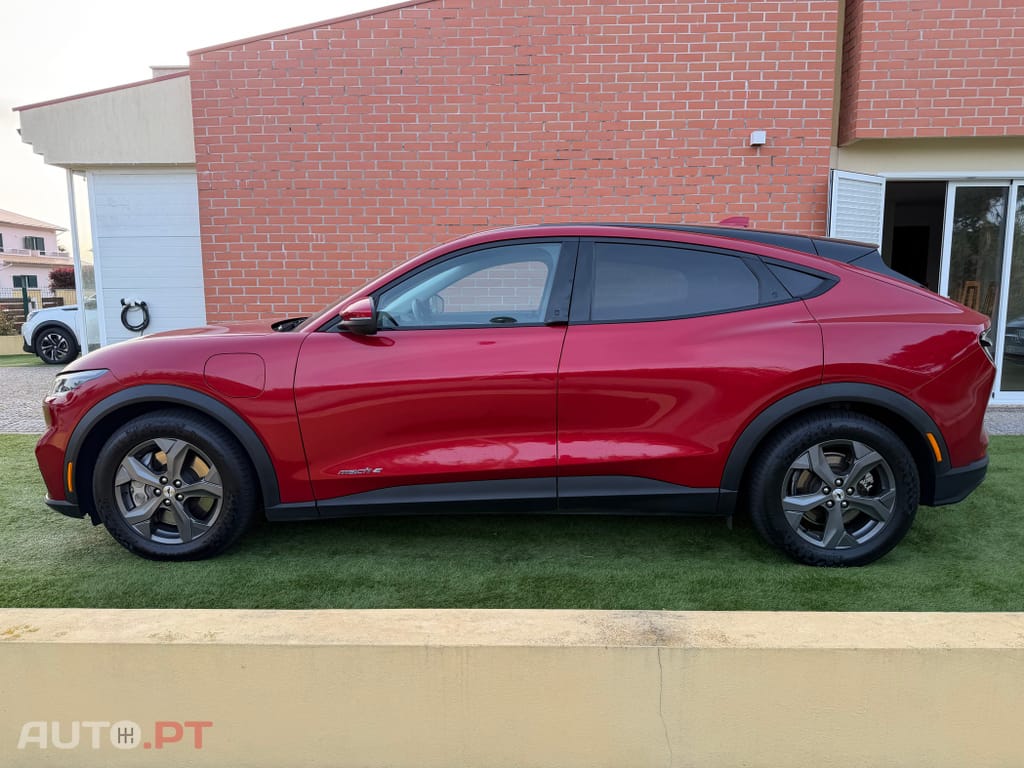 Ford Mustang Mach-E Standard • 75,7 kWh • 294 CV