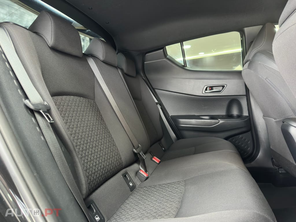 Toyota C-HR 2.0 Hybrid Square Collection