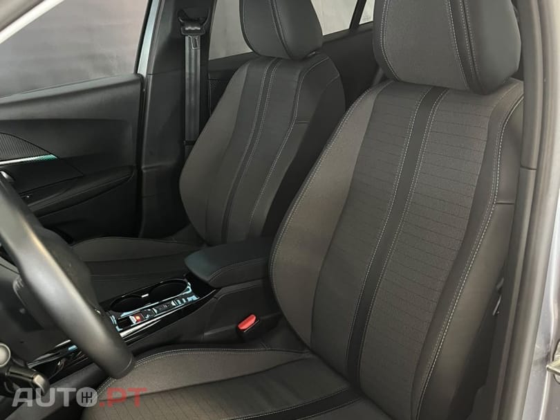 Peugeot E-2008 50 kWh Allure Pack