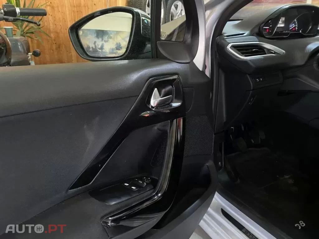 Peugeot 208 1.2 VTi SE Style