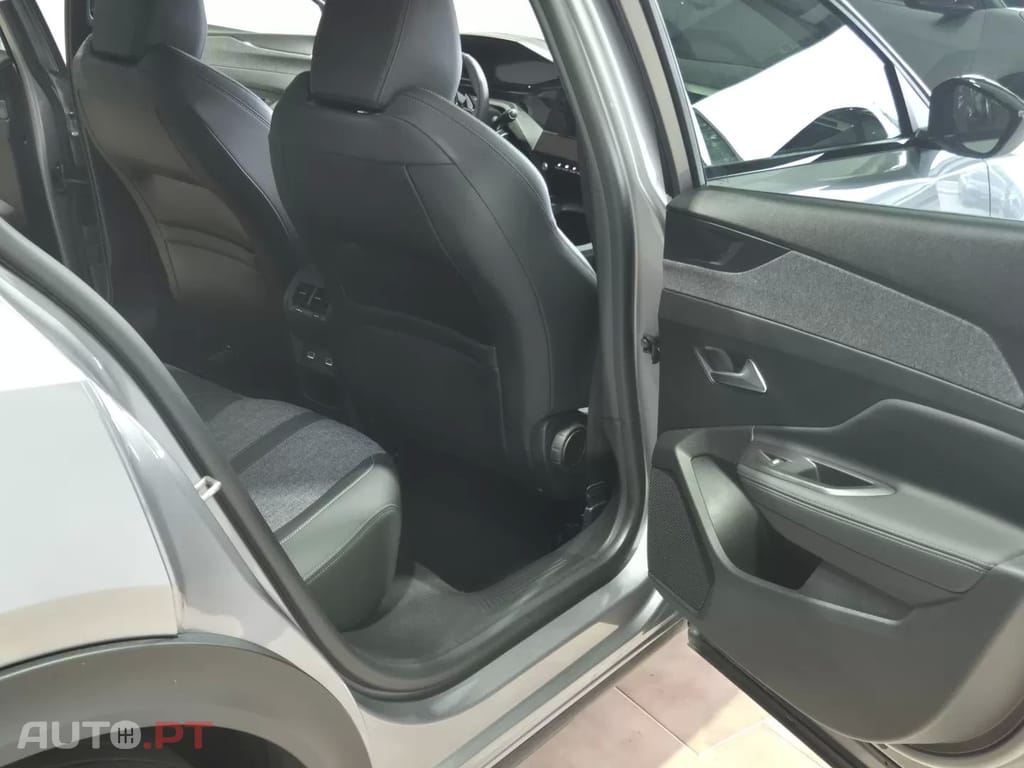 Peugeot 408 1.2 Hybrid Allure e-DCS6