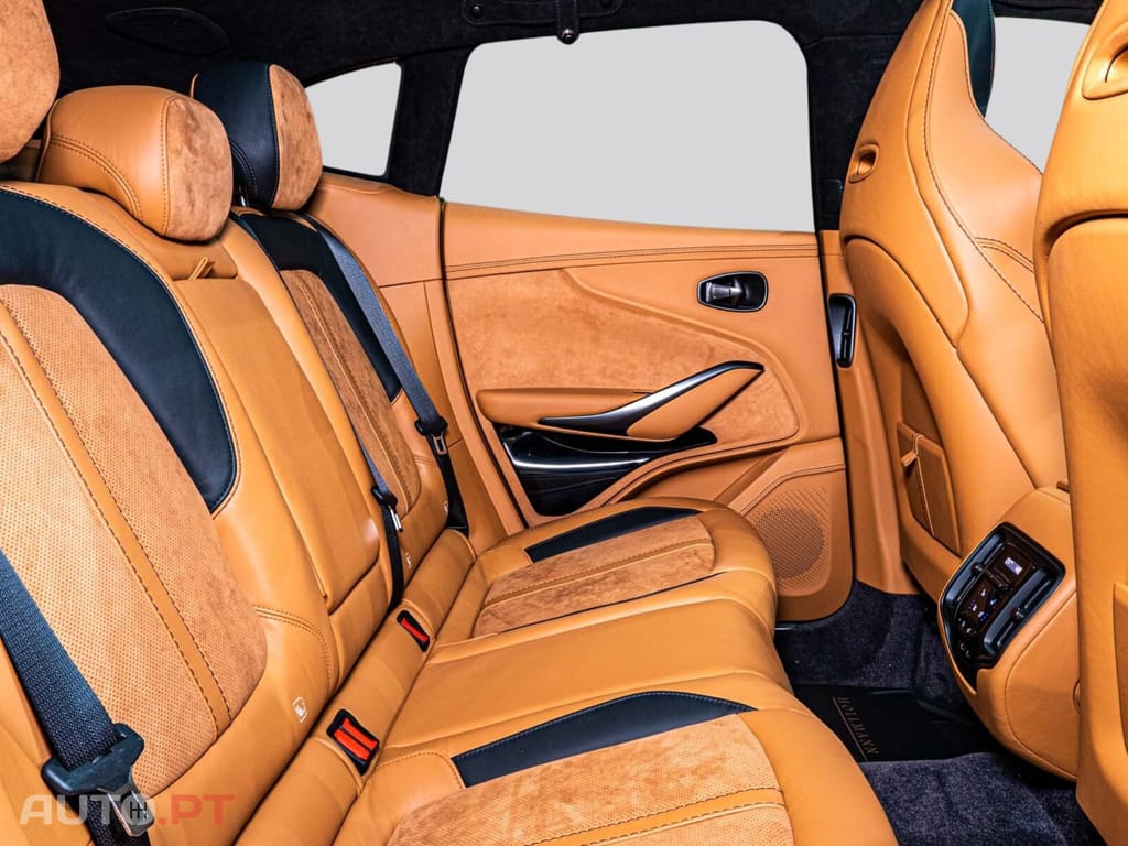 Aston Martin DBX 707