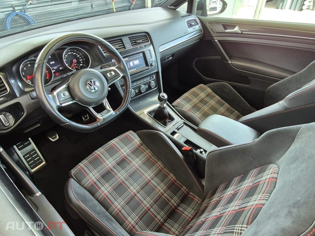 Volkswagen Golf 2.0 TSI GTI