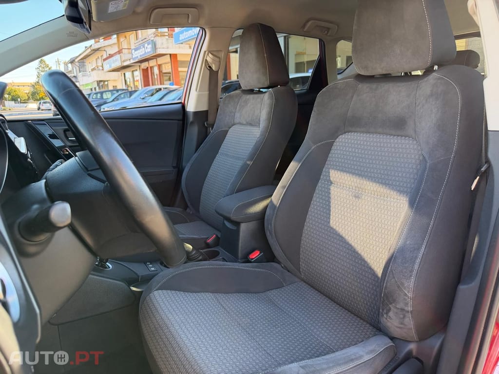 Toyota Auris 1.8 HSD Comfort +P.Sport+Navi