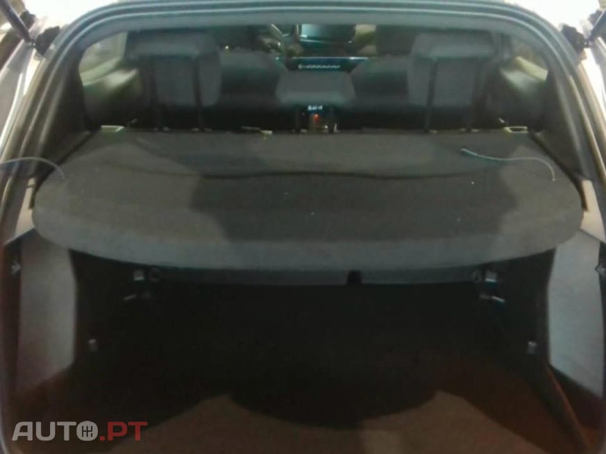 Peugeot 2008 1.2 Hybrid e-DCS6 Style