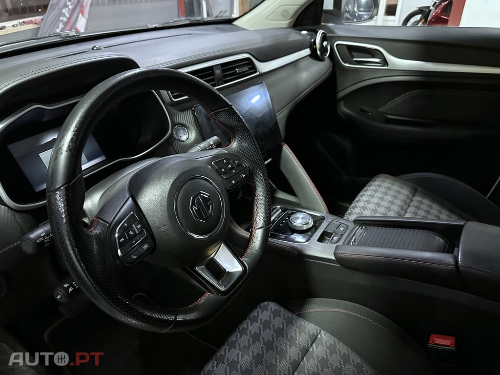 MG ZS Standard Luxury