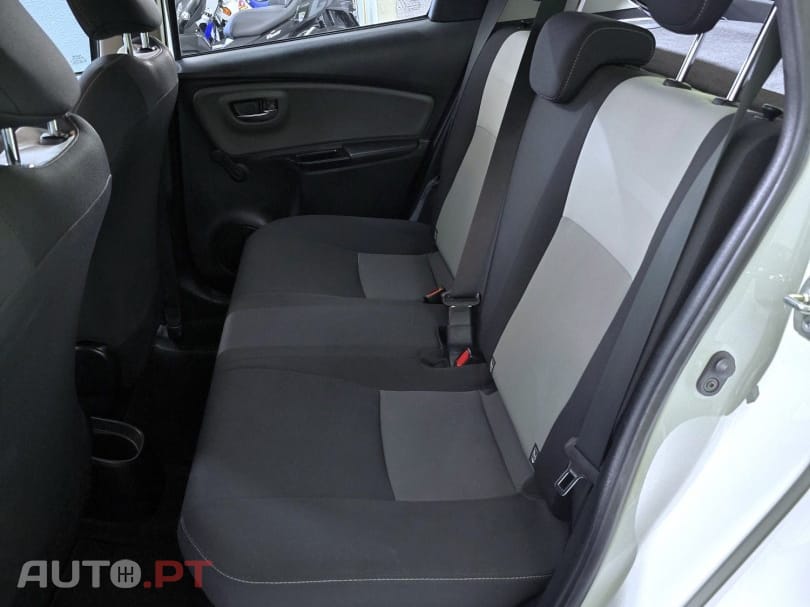 Toyota Yaris 1.5 HSD Comfort — fotografia 14