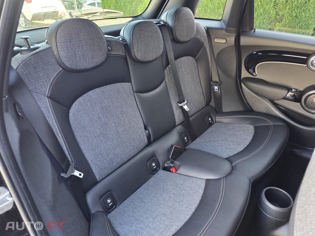 MINI Cooper D AUTO 5 Portas