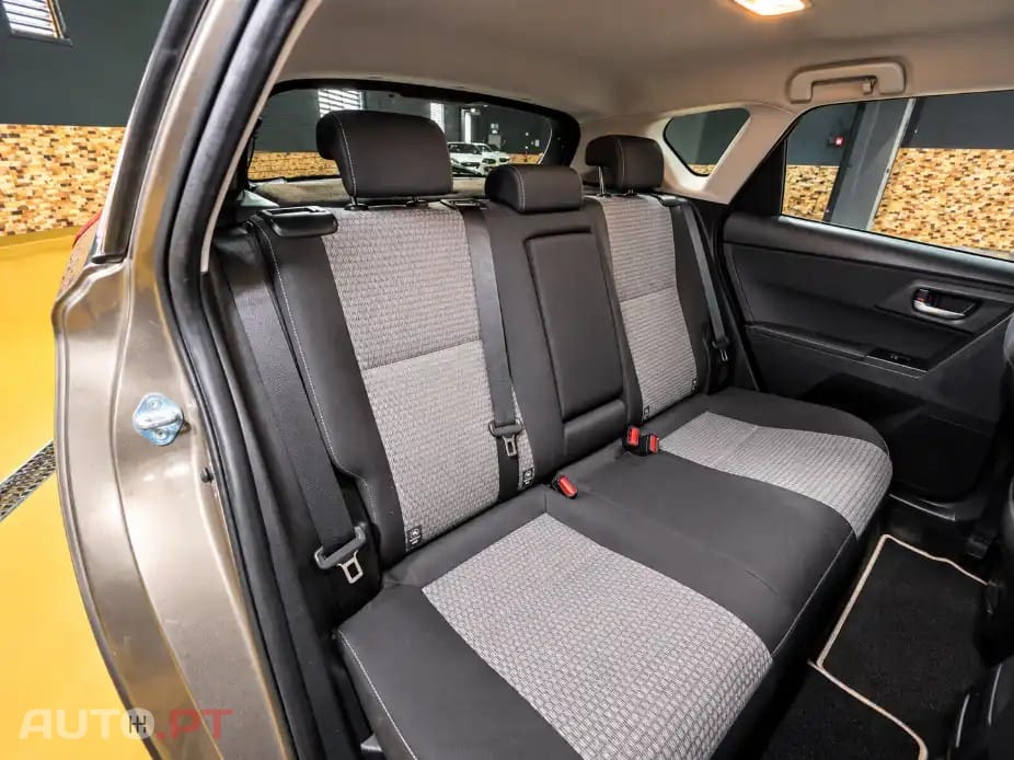 Toyota Auris 1.8 HSD Square Collection