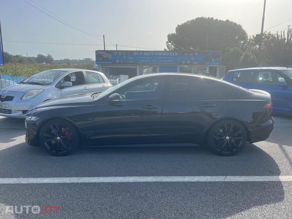 Jaguar XE 2.0 D200 R-Dynamic Black