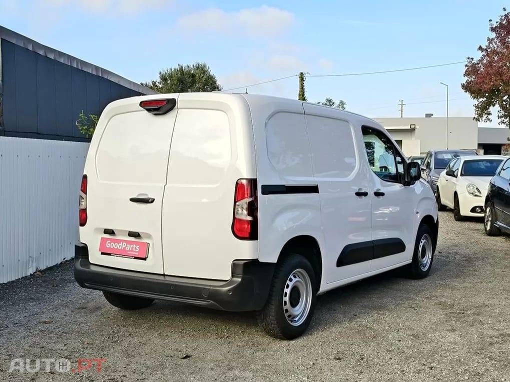 Peugeot Partner 1.2 PRO 110 CV L1H1 -