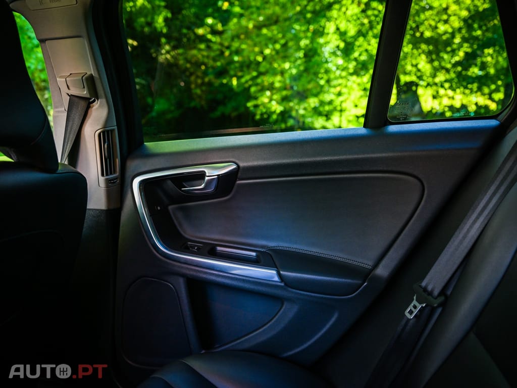 Volvo V60 2.4 D6 R-Design Momentum AWD Phev
