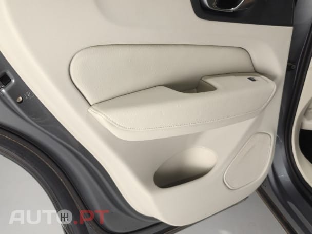 Volvo XC60 2.0 T8 PHEV Momentum Plus AWD