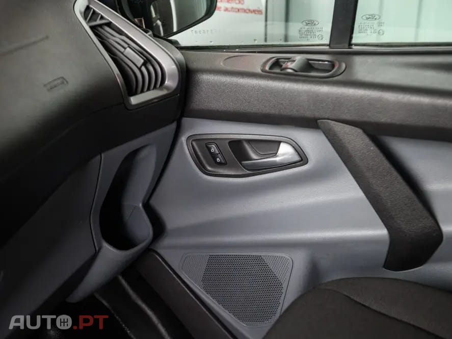 Ford Transit Custom Adaptada p/ 3 cadeiras de rodas