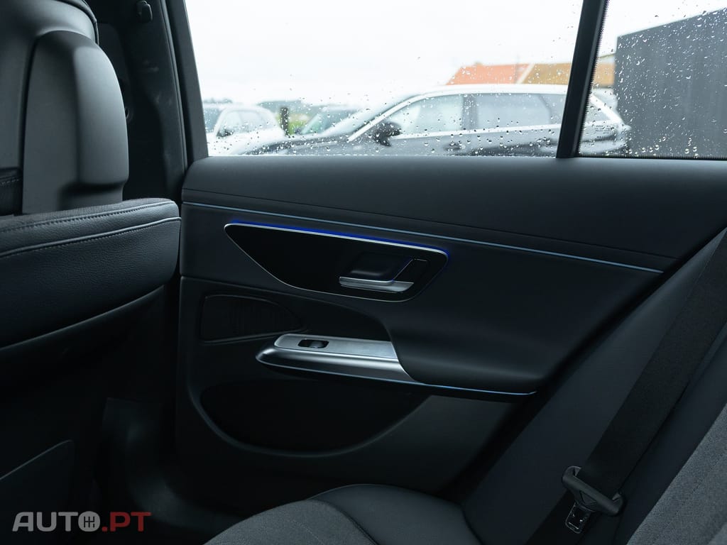 Mercedes-Benz E 300 Outro