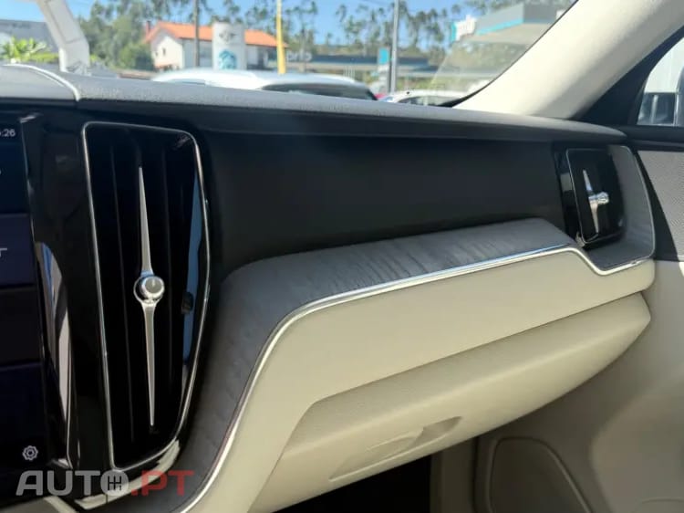 Volvo XC 60 2.0 T6 PHEV Core AWD — fotografia 17