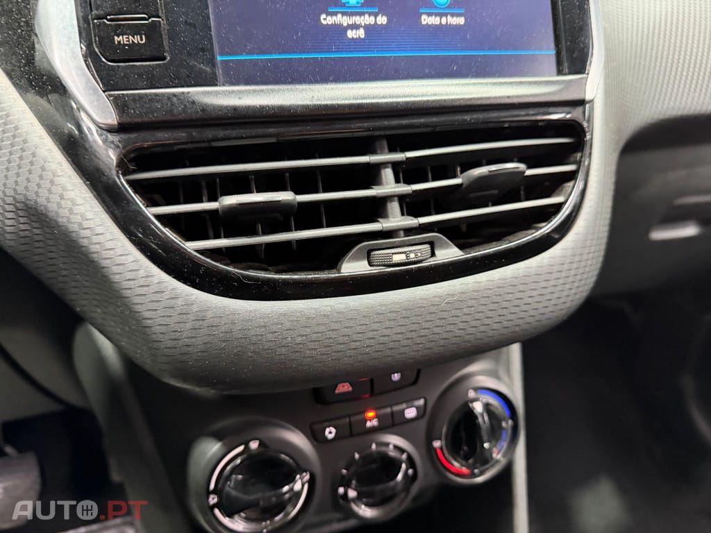Peugeot 2008 1.2 e-VTi Style