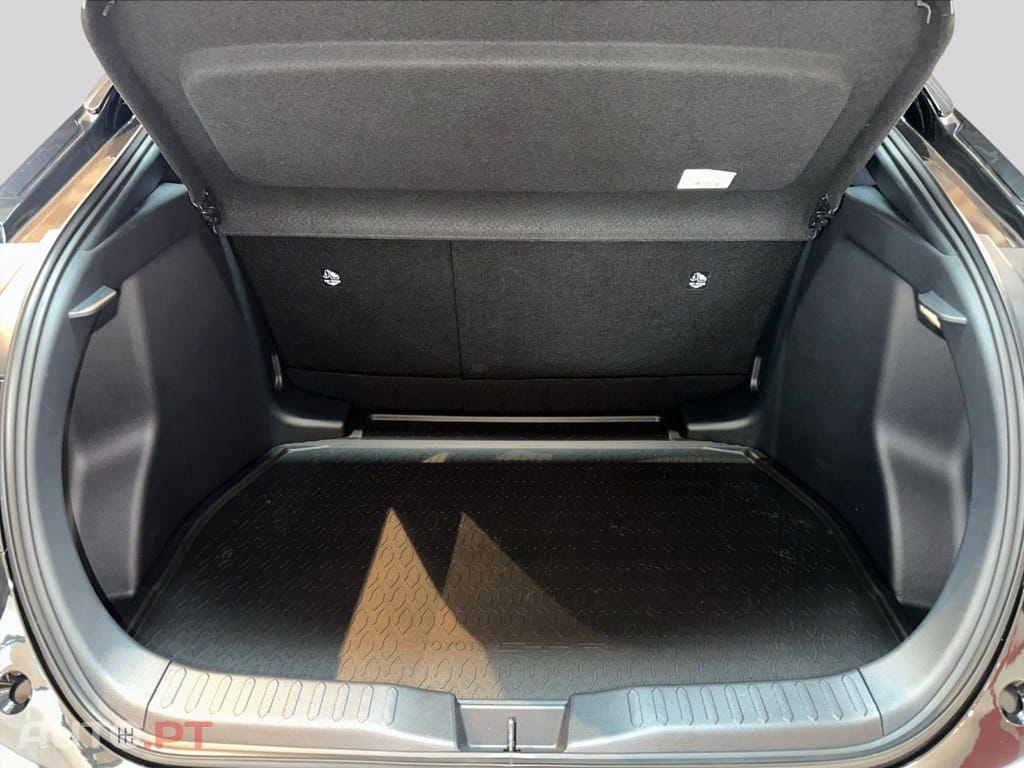 Toyota C-HR I.V.A DEDUTIVEL Hybrid Business 