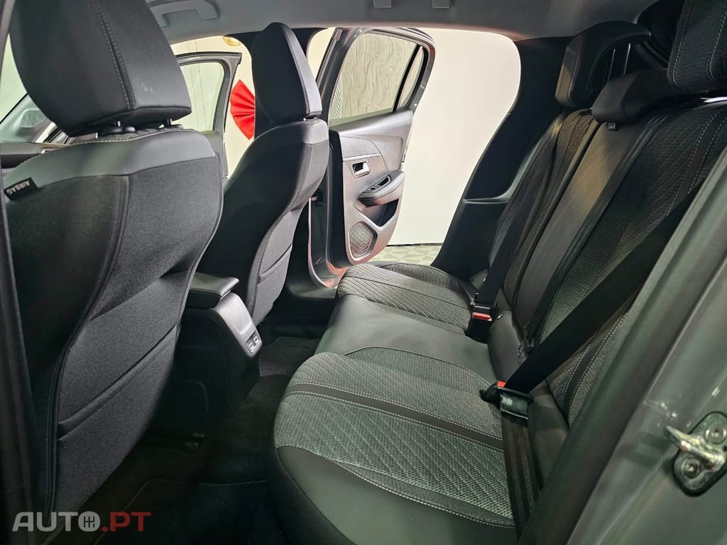 Peugeot e-208 50 kWh Allure — fotografia 13