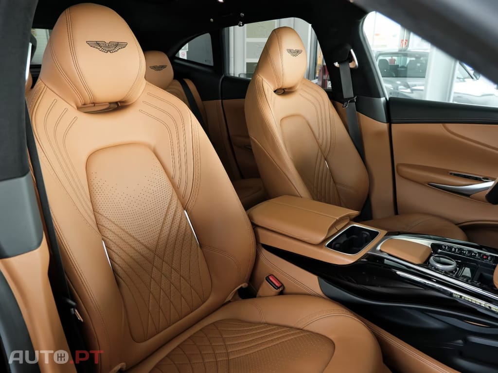 Aston Martin DBX 4.0 V8