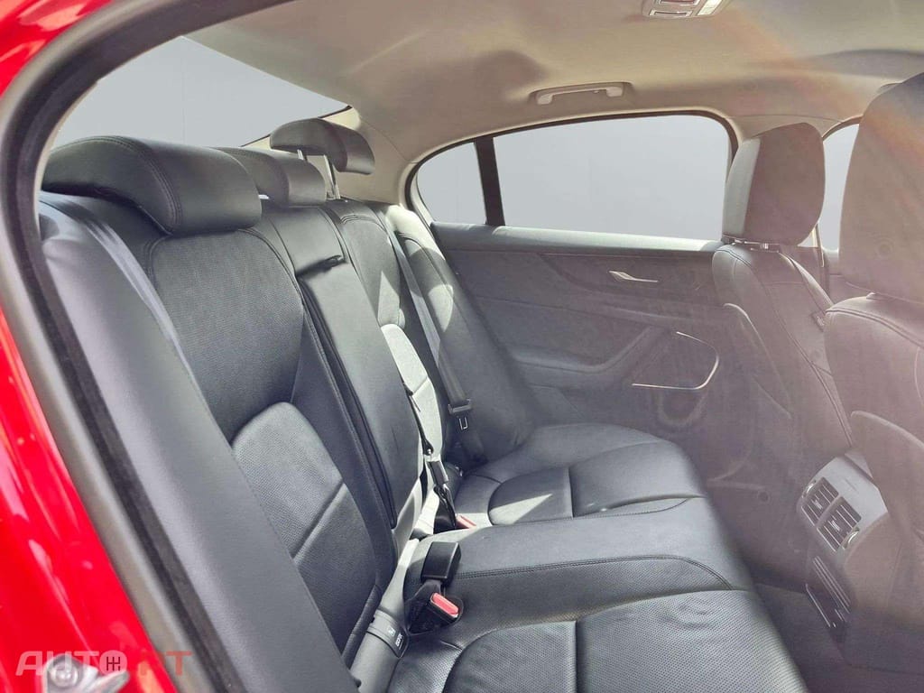 Jaguar XE 200d R Dynamic RED 